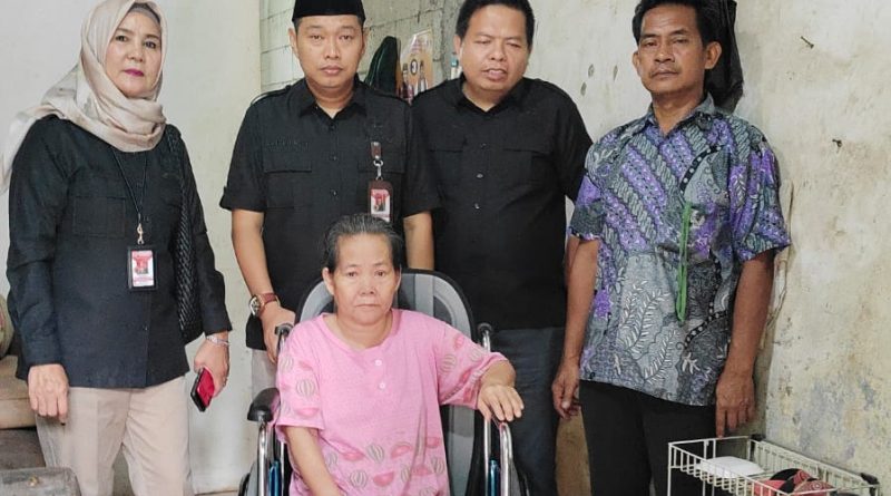 Lagi, Bang Azran Bantu Masyarakat dengan Kursi Roda dan Makanan Tambahan