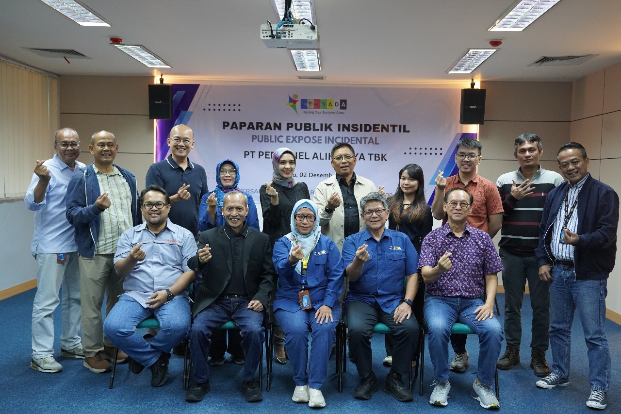 Foto Bersama Jajaran Manajemen Perseroan, Pemegang Saham dan Para Peserta Public Expose Insidentil