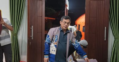 Di Tengah Musibah Kebakaran Ciracas, Bang Azran Langsung Hadir Bantu Warga yang Menjadi Korban