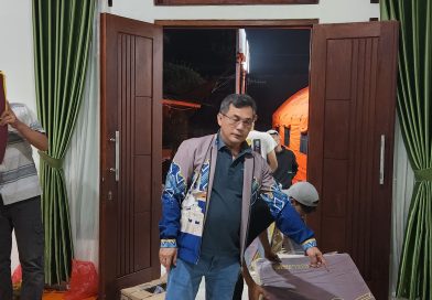 Di Tengah Musibah Kebakaran Ciracas, Bang Azran Langsung Hadir Bantu Warga yang Menjadi Korban