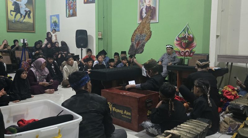 DALANG CILIK ADEN AZKA ASSTROBERI PUTRA PUKAU PARA SANTRI DI MILAD KE-13 PESANTREN AL KASYAF