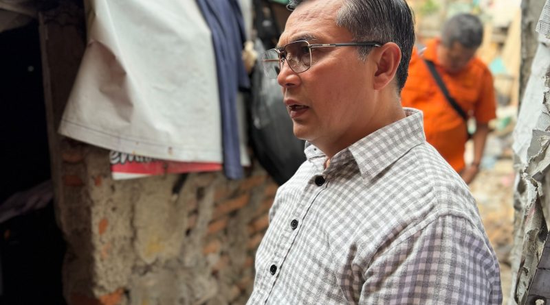 Bang Azran Sambangi Rumah Bu Karini di Kalibaru, Air Mata Haru di Tengah Keterbatasan Hidup